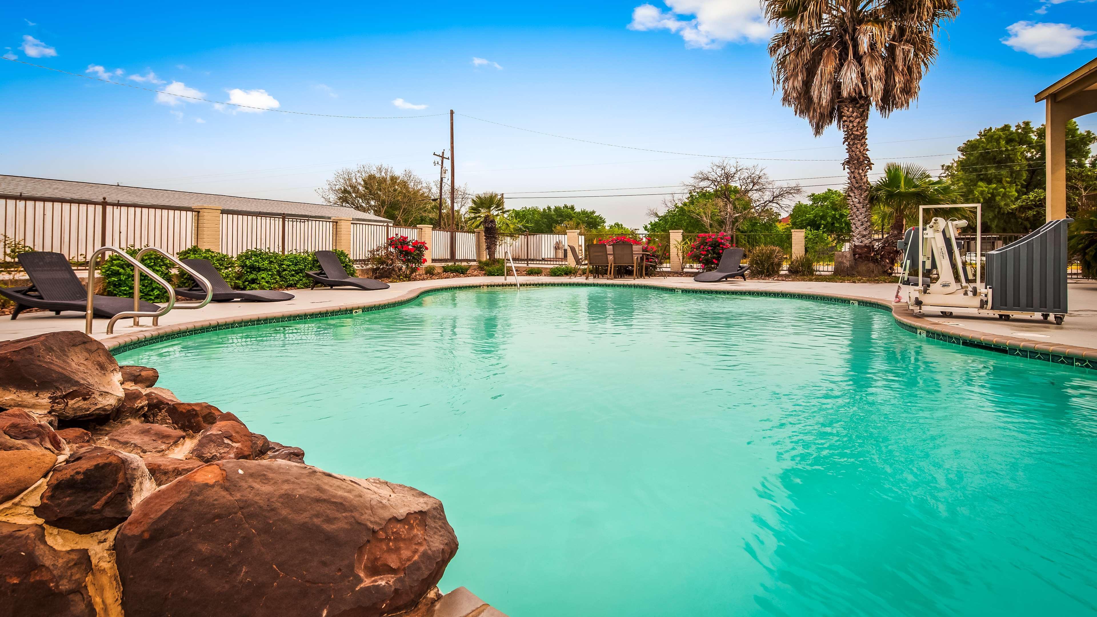 Surestay Hotel By Best Western Floresville Esterno foto