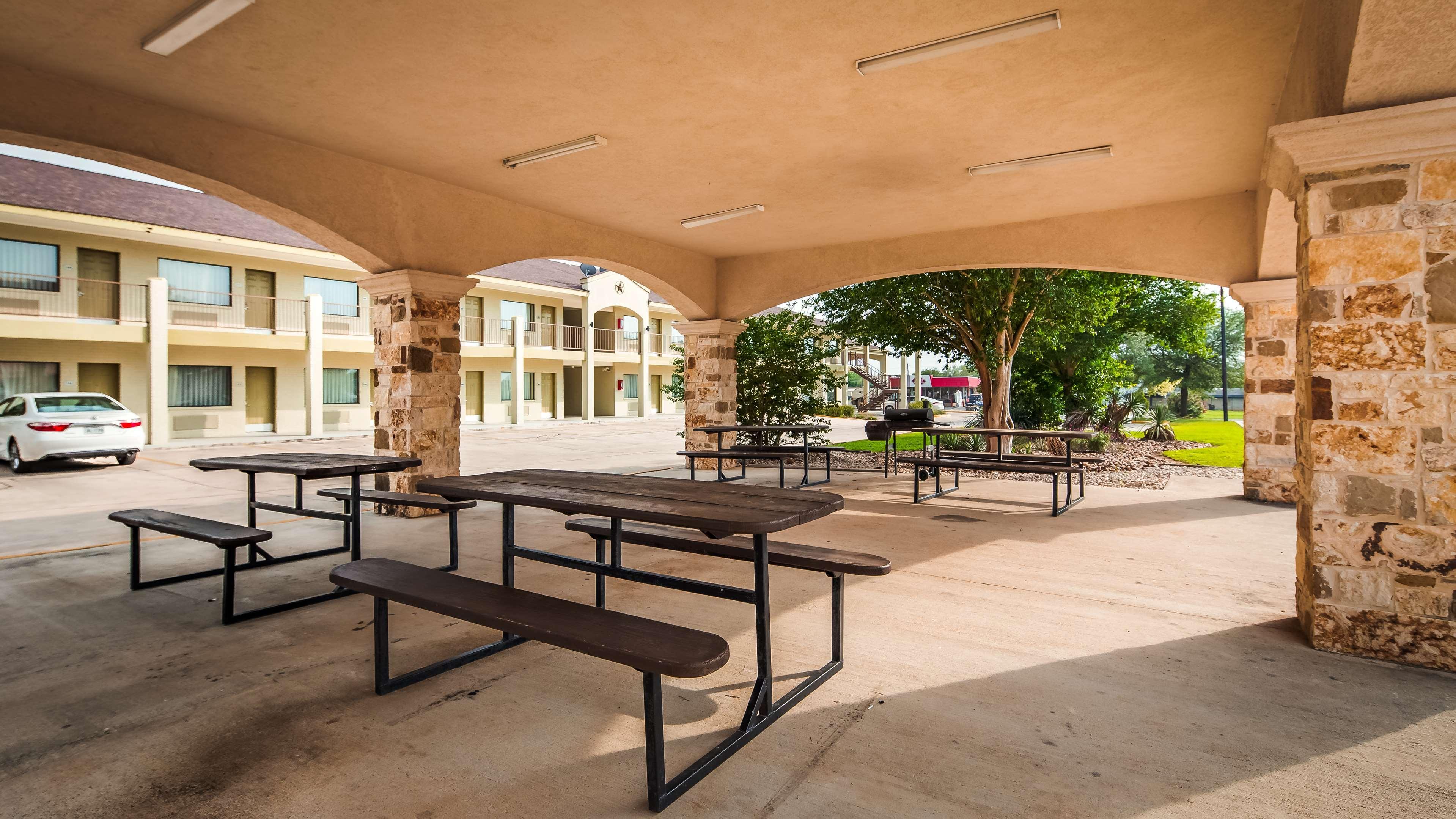 Surestay Hotel By Best Western Floresville Esterno foto
